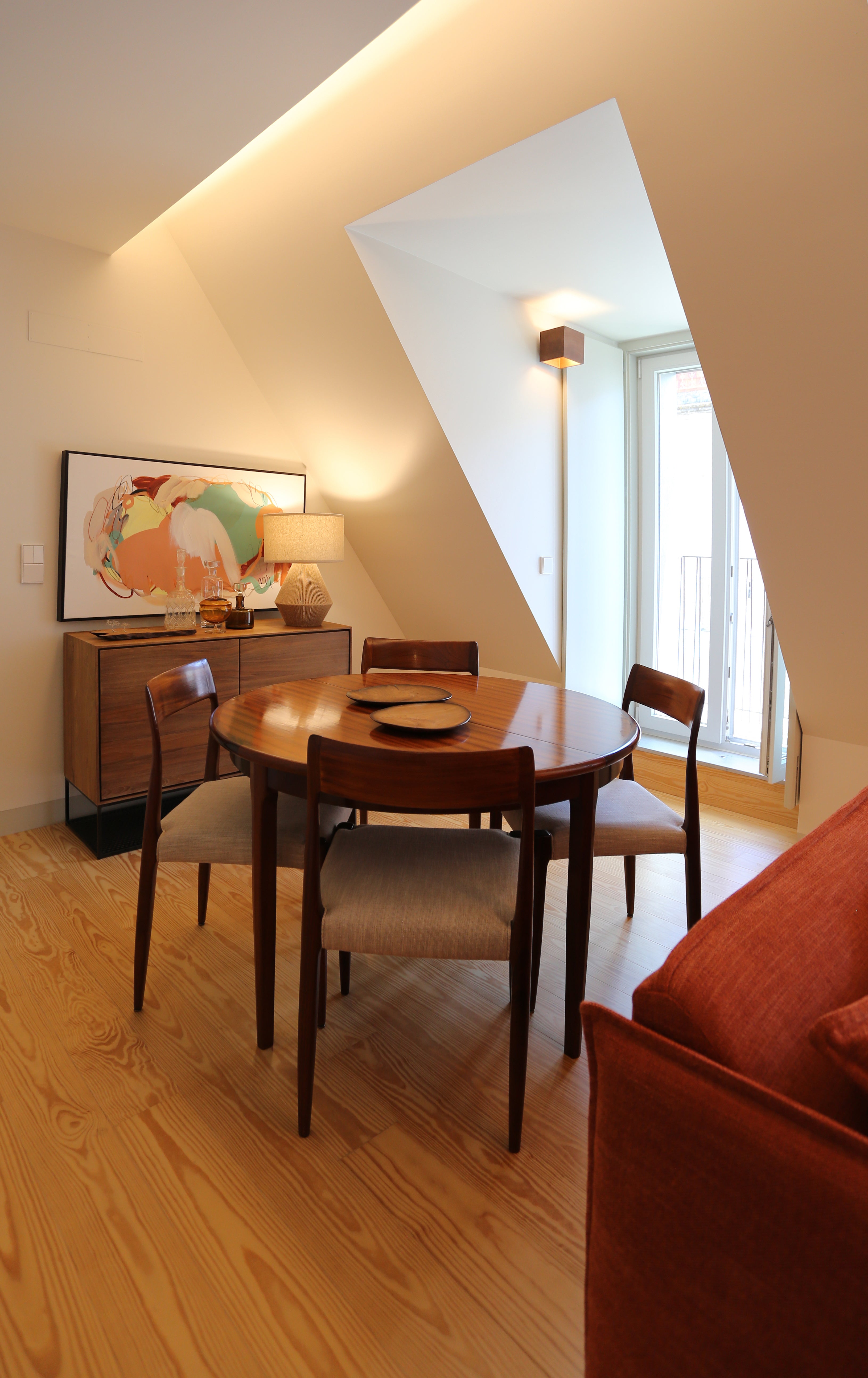 Decoração de sala em águas furtadas na Graça, Lisboa