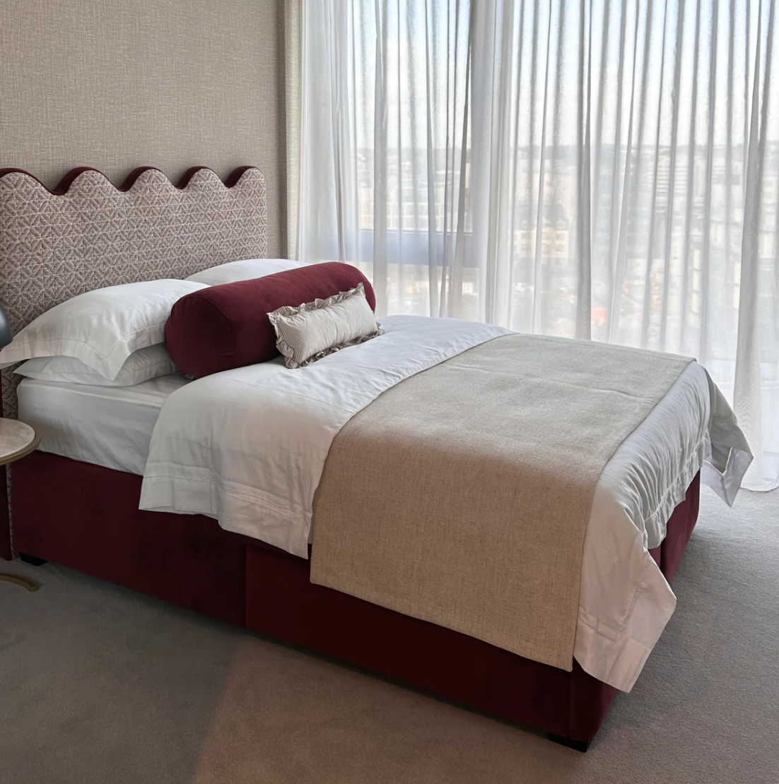 Cama com Arrumação e Cabeceira Ondulada Elms
