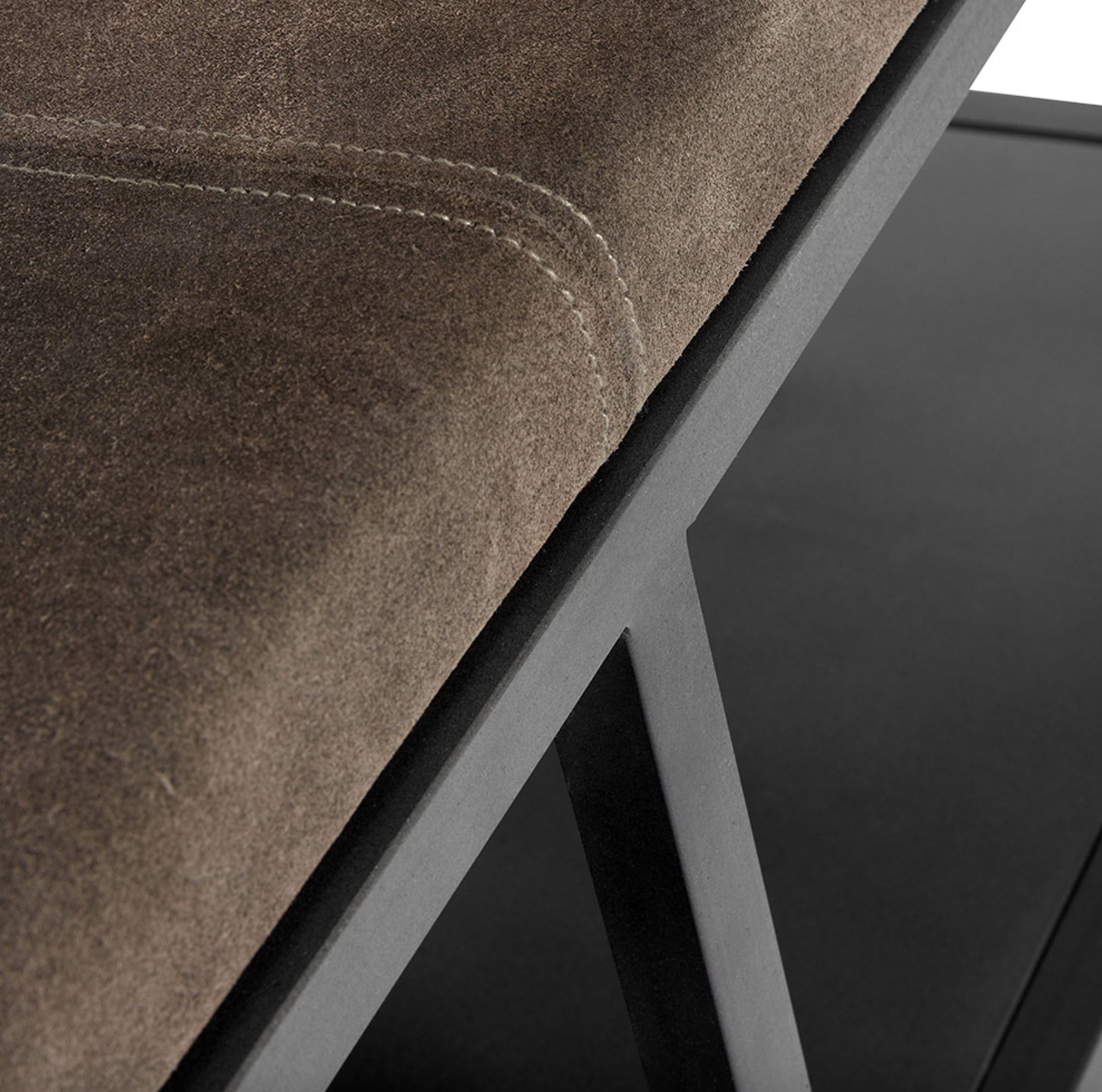 Banqueta em Metal com Almofada (145cm) Bronx
