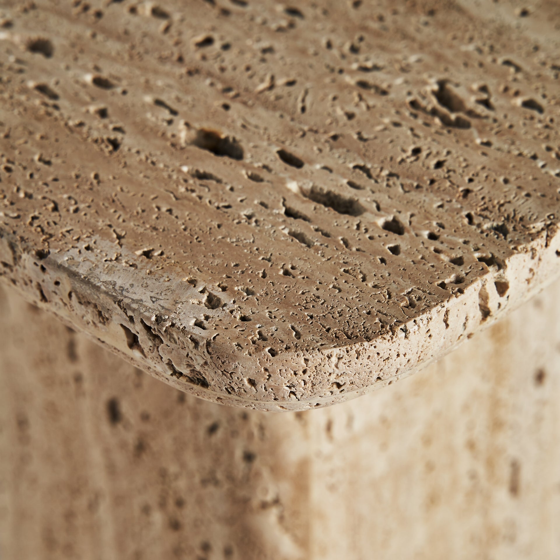 Mesa de Apoio Quadrada em Mármore (46x46cm) Travertino
