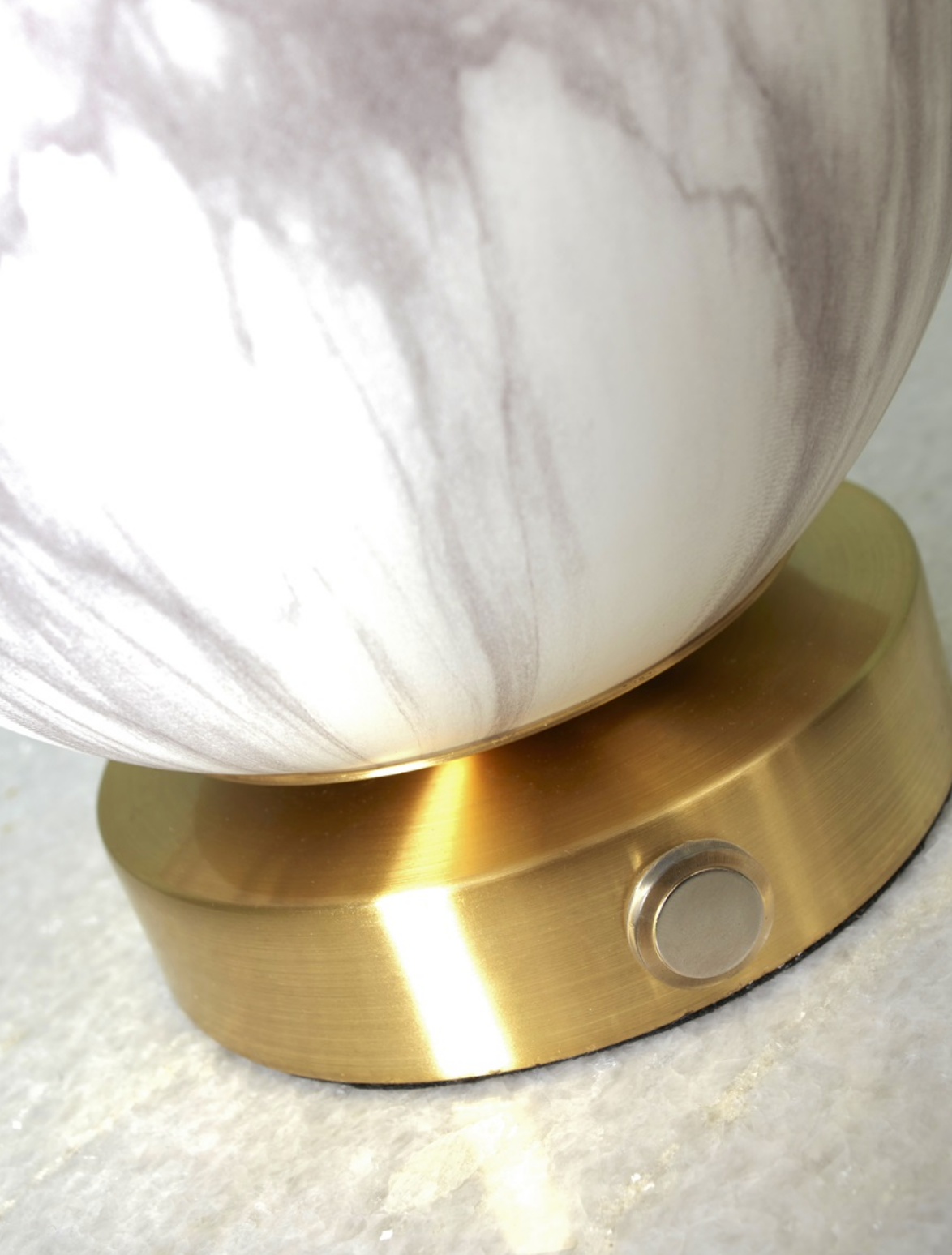 Candeeiro de Mesa Globo em Vidro e Latão Carrara
