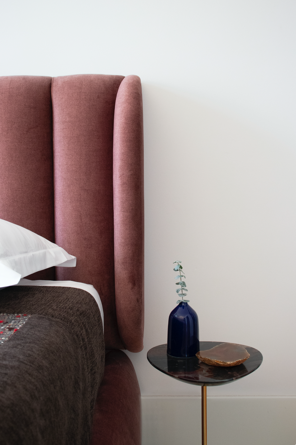 Cama e Cabeceira Estofada em Veludo (180x210cm ) Gatsby