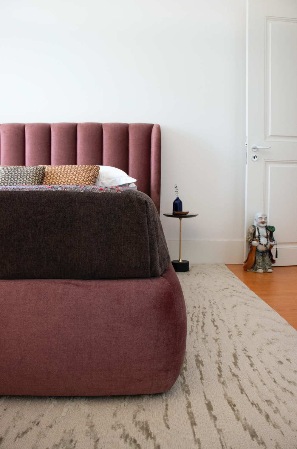 Cama e Cabeceira Estofada em Veludo (180x210cm ) Gatsby