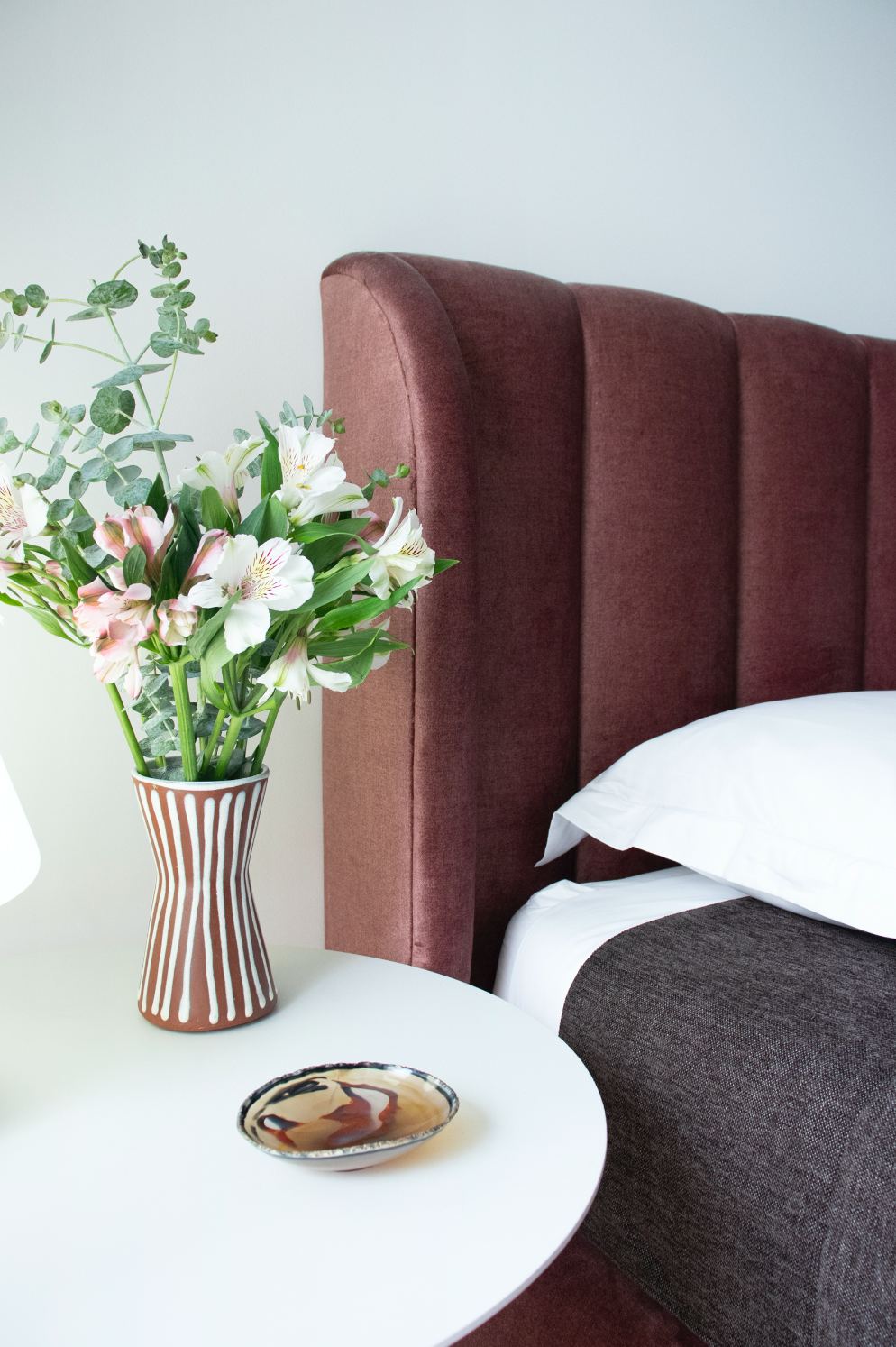 Cama e Cabeceira Estofada em Veludo (180x210cm ) Gatsby