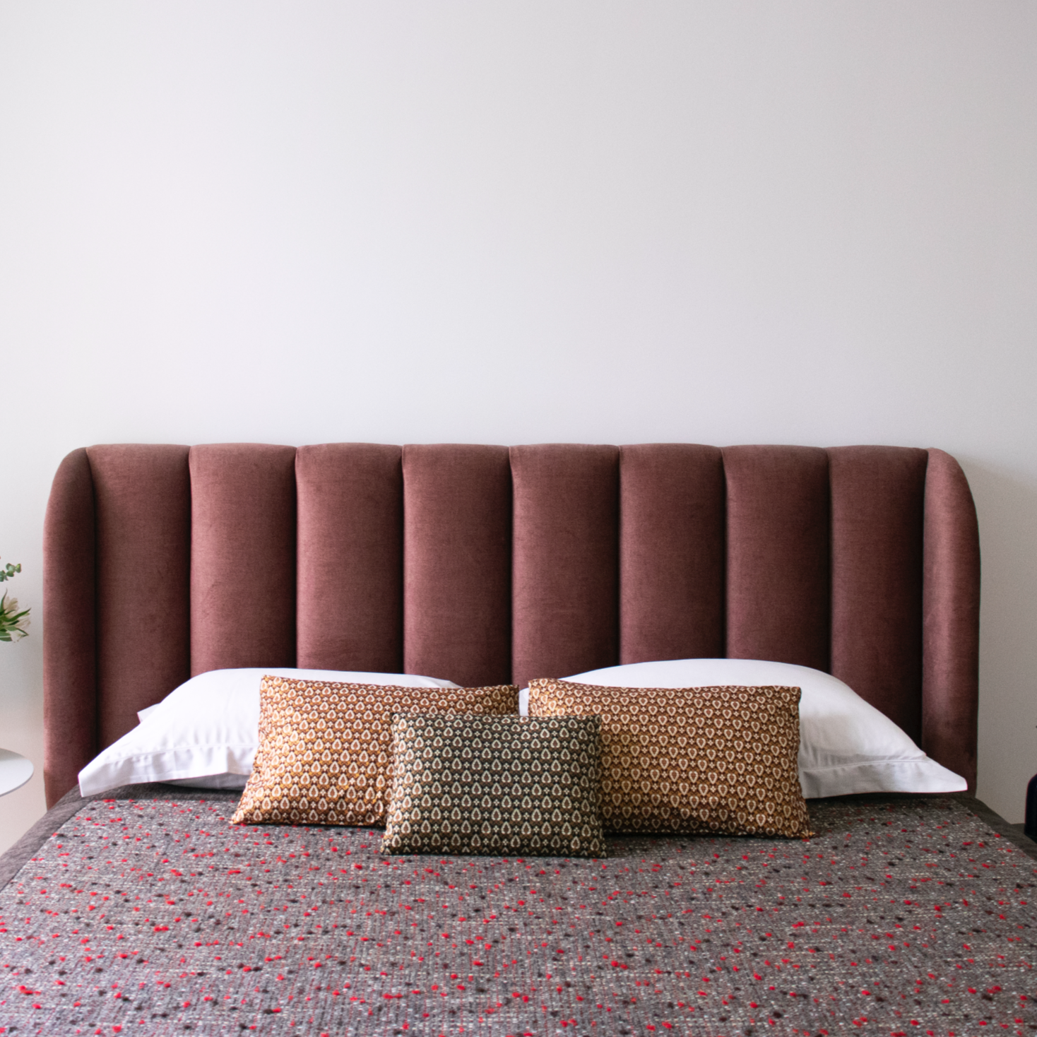 Cama e Cabeceira Estofada em Veludo (180x210cm ) Gatsby