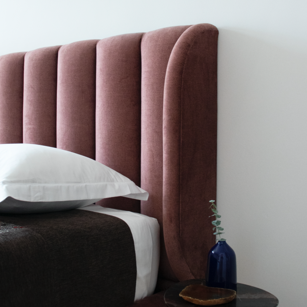 Cama e Cabeceira Estofada em Veludo (180x210cm ) Gatsby