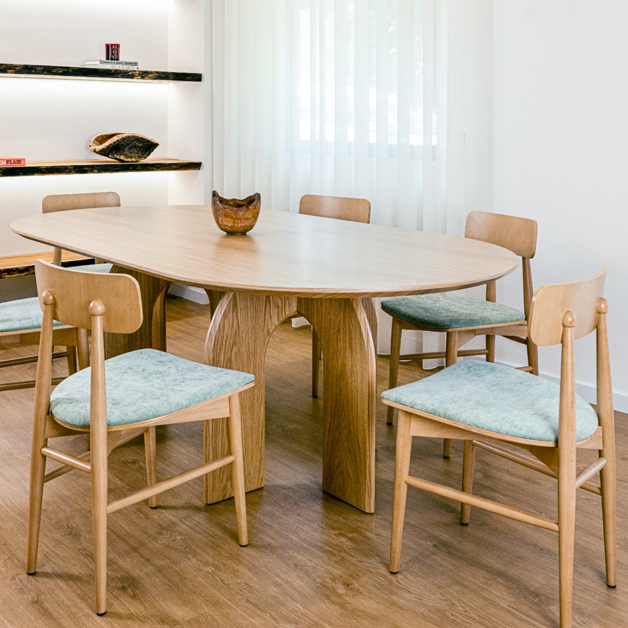 Mesa de Jantar Oval em Madeira Hana